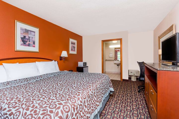 1 King Bed (4 of 13)