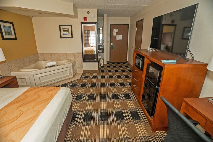 1 King Bed (10 of 12)