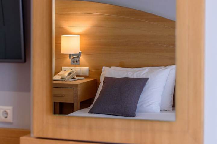 Room 4 of 168