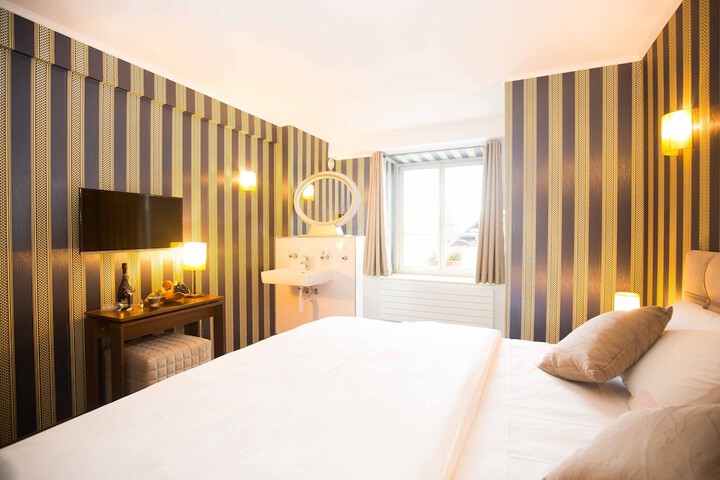 Room 12 of 28