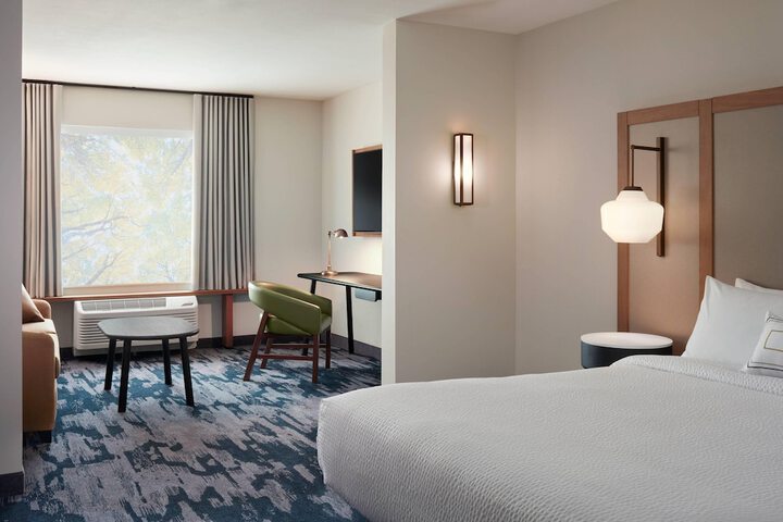 Suite 2 Queen Beds Living Area