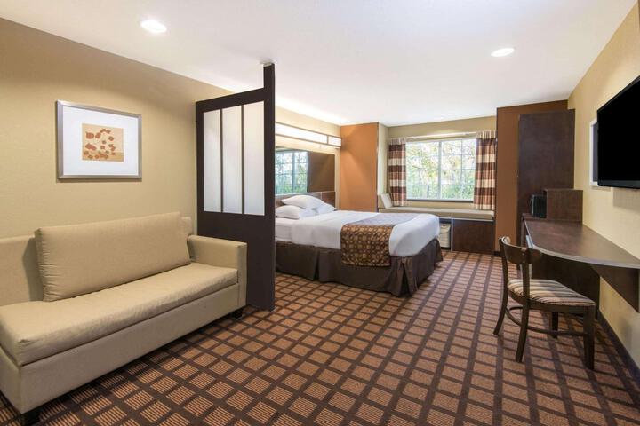 1 Queen Bed (13 of 13)