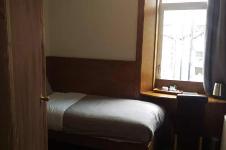 Room 8 of 34