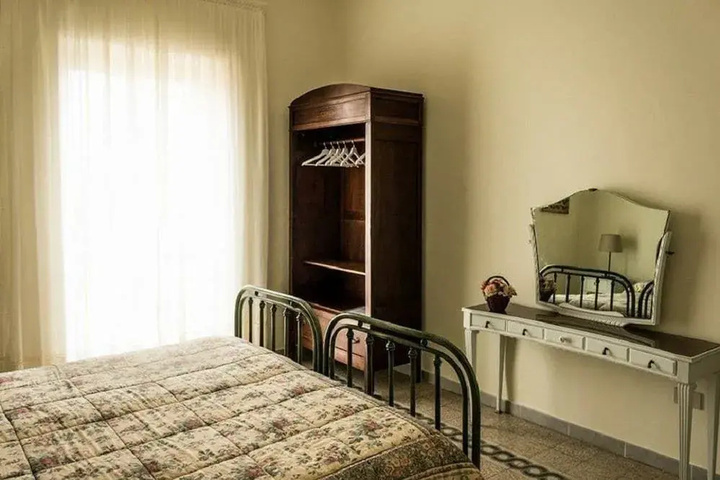 Room 6 of 17