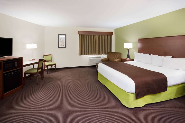1 King Bed (3 of 7)