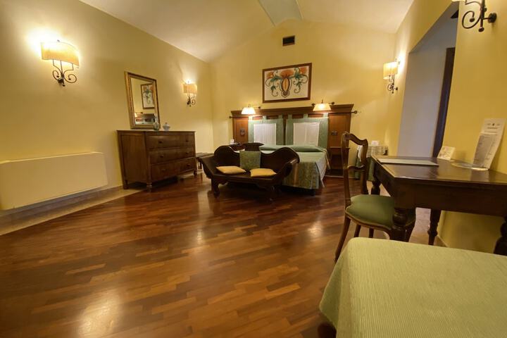 Room 14 of 80