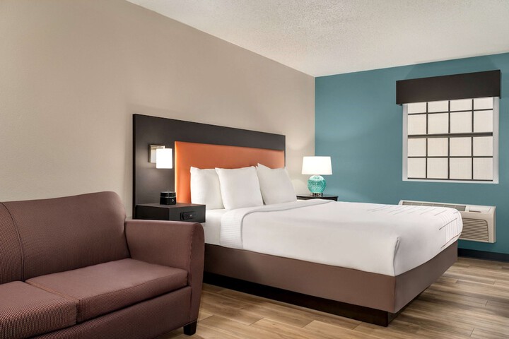 1 King Bed Accessible (17 of 23)