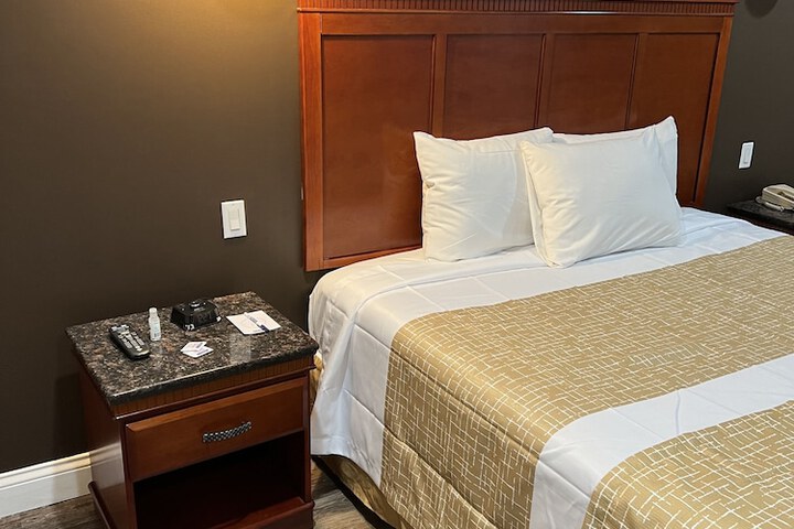 1 Queen Bed (15 of 16)