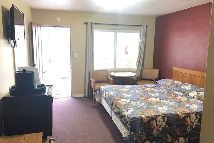 1 King Bed (4 of 5)