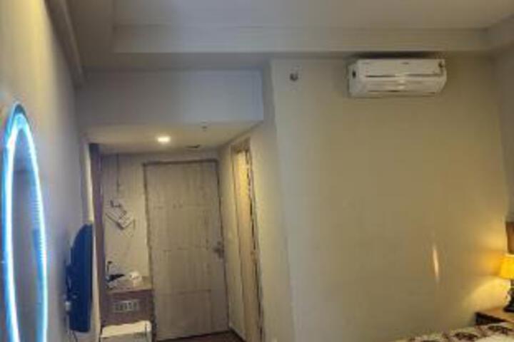 Room 9 of 14