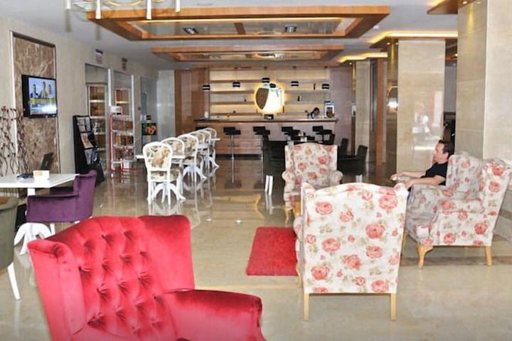 Lounge 12 of 15