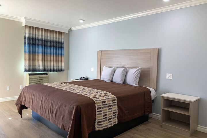 Comfort Room 1 King Bed (12 of 24)