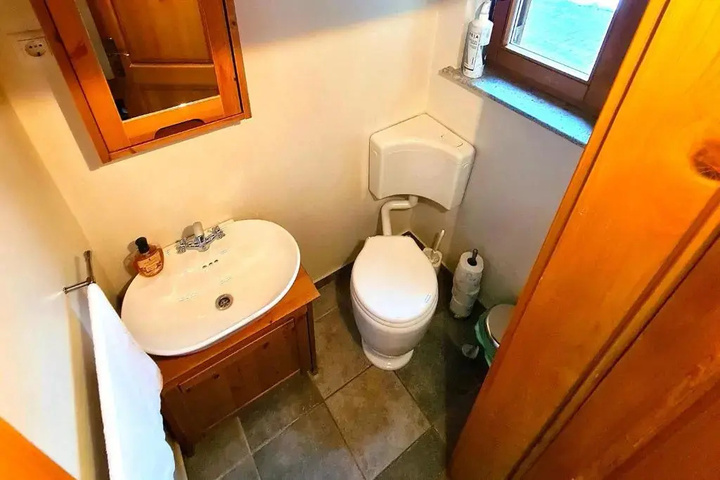 Room 5 of 18