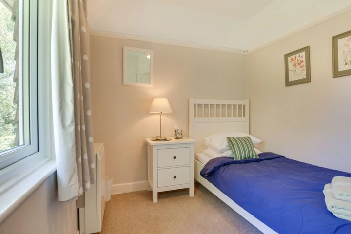 Room 4 of 13
