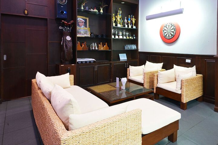 Lounge 10 of 11