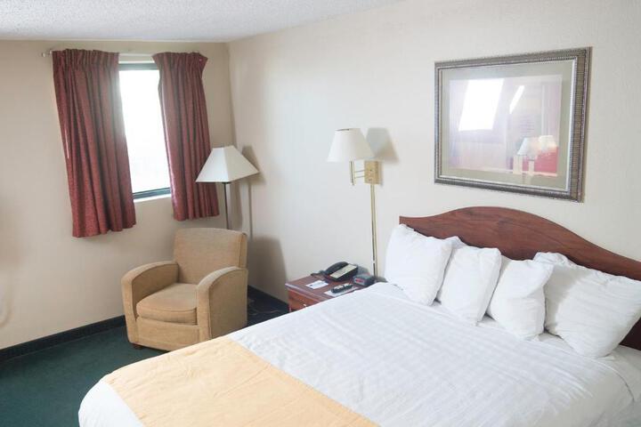 1 Queen Bed (15 of 21)