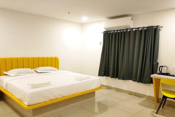 Room 6 of 12