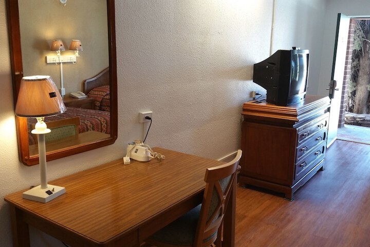 Room 10 of 14