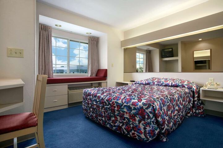 1 Queen Bed (22 of 35)