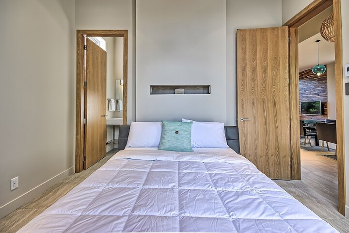 Room 4 of 325