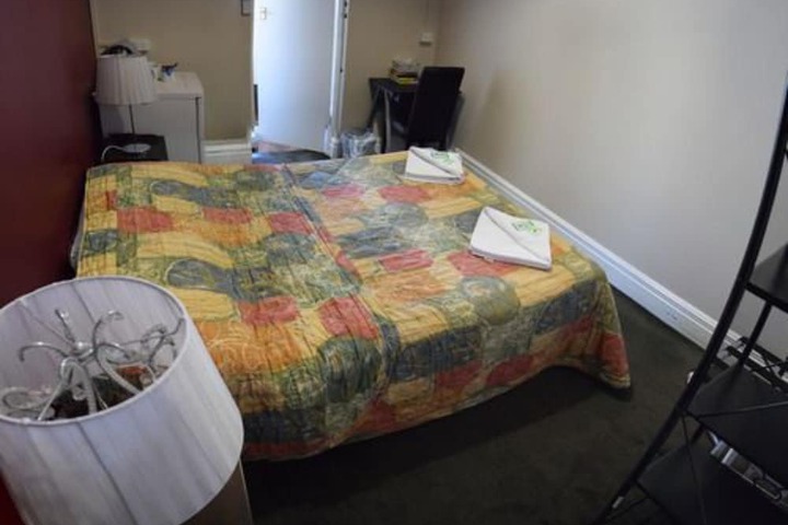 Room 6 of 98