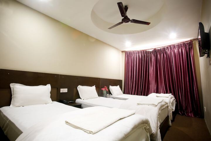 Room 11 of 28