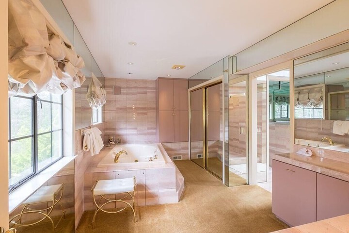 Room 6 of 23