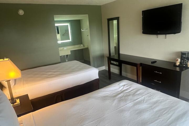 2 Queen Beds (2 of 5)