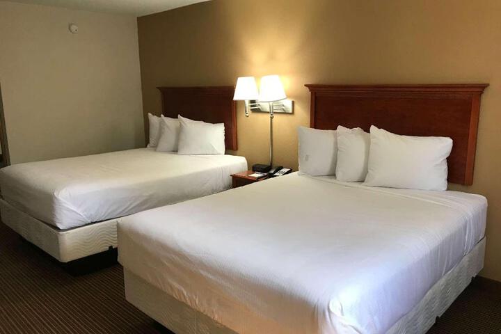 1 King Bed Accessible Deluxe Room (4 of 6)