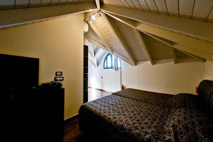 Room 8 of 85
