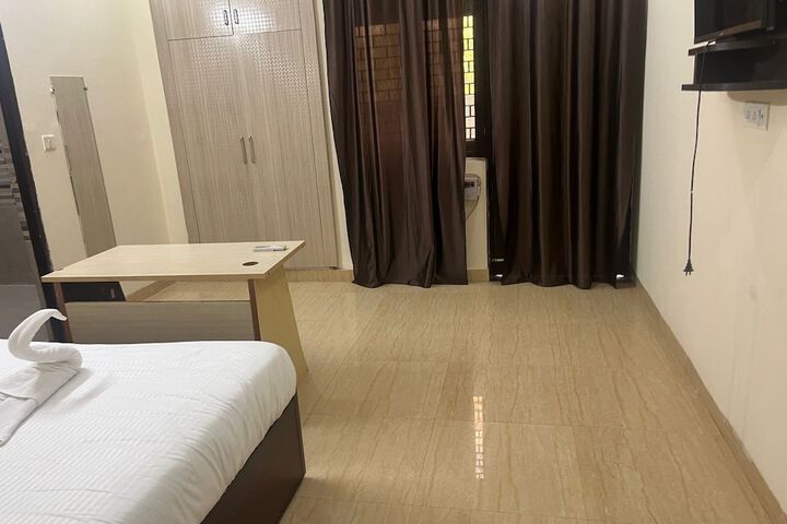 Room 9 of 17