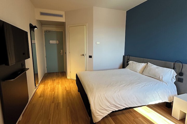 Room 64 of 85