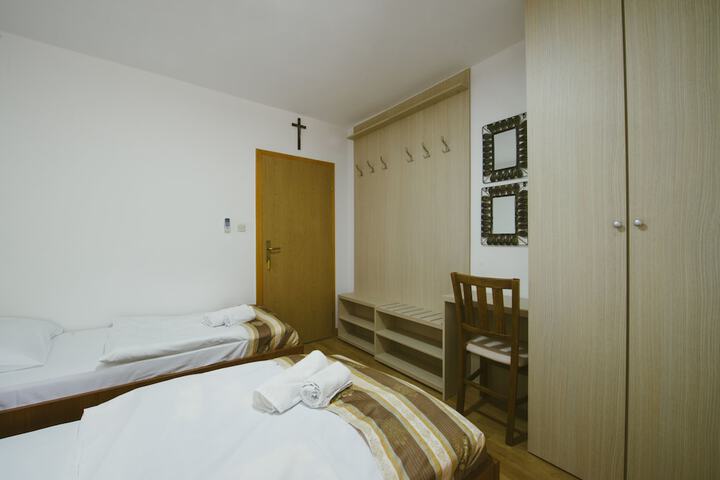 Room 38 of 103