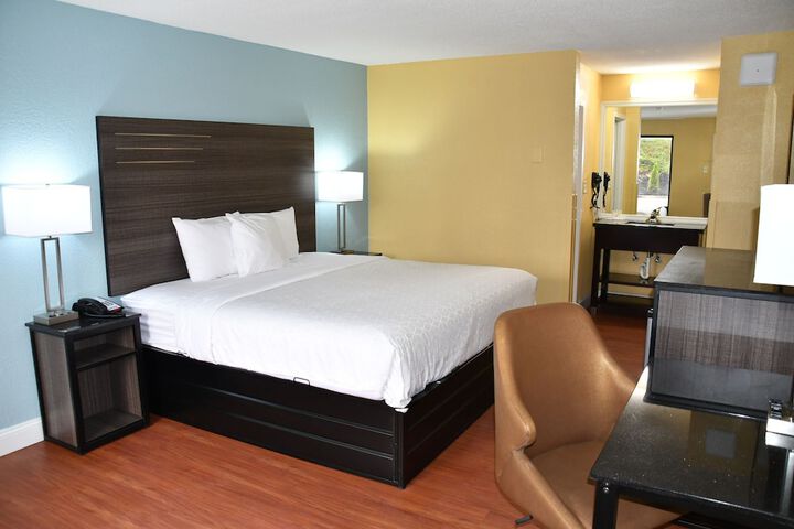 1 King Bed | (2 of 12)