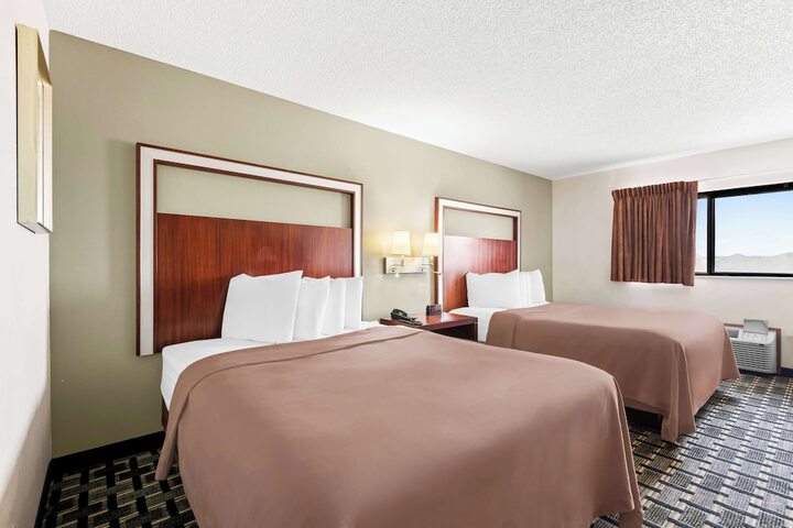 2 Queen Beds (1 of 9)