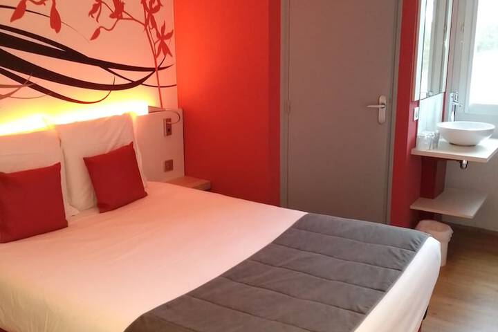 Room 8 of 127