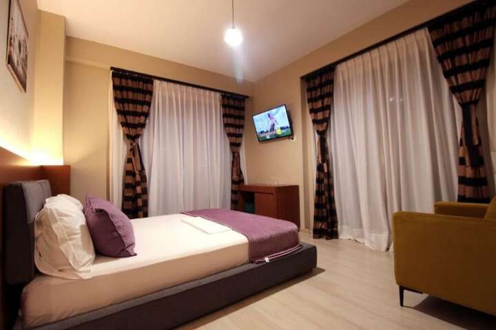 Room 28 of 104