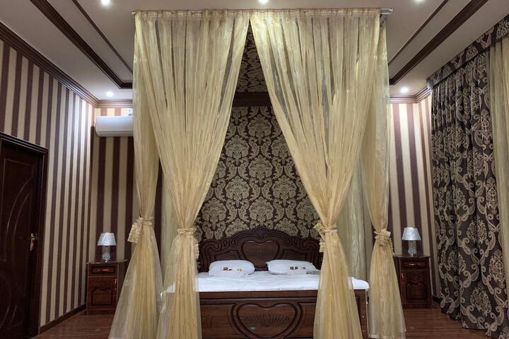 Room 17 of 32