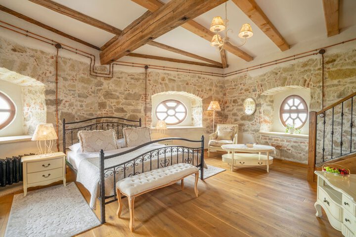 Room 4 of 17
