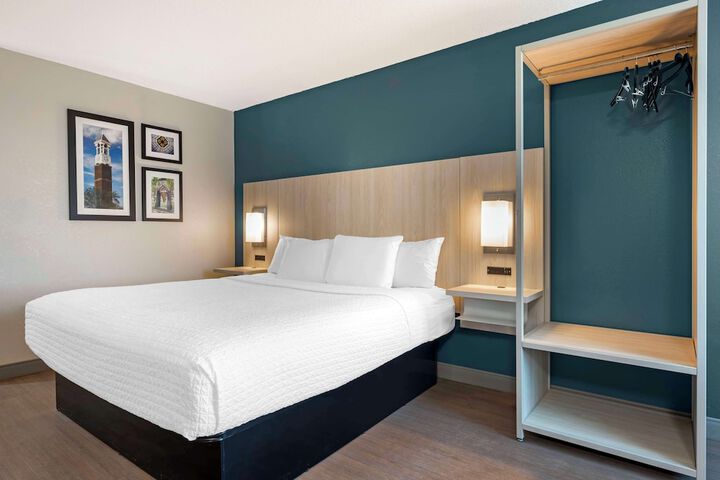 1 King Bed High Speed Internet Accessible 50 Inch Flat Screen Television Microwave and Refrigerator, Coffee Maker, Hairdryer Full Breakfast (6 of 12)