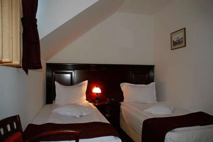 Room 5 of 33