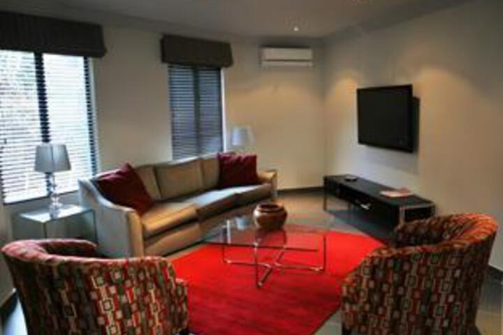 Lounge 15 of 49