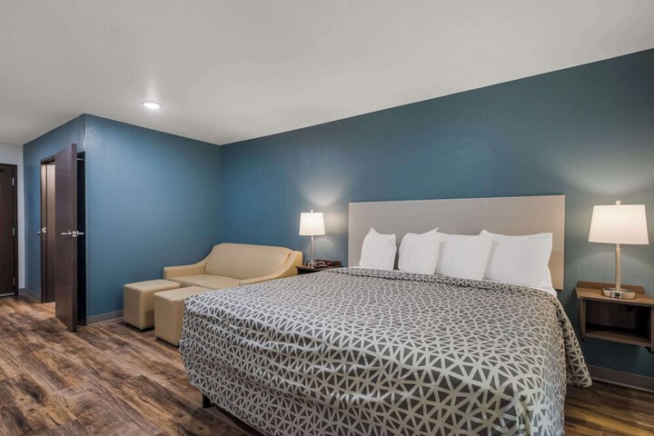 1 King Bed Accessible (7 of 9)