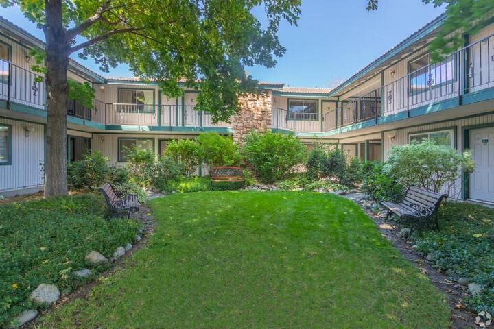 Hotel Exterior 33 of 38