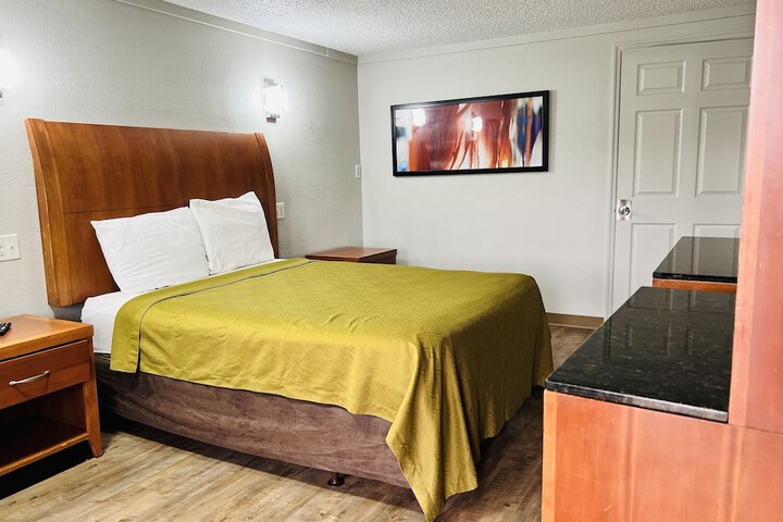 1 King Bed (18 of 19)