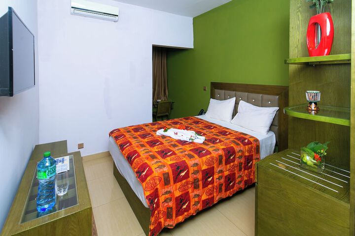 Room 7 of 18