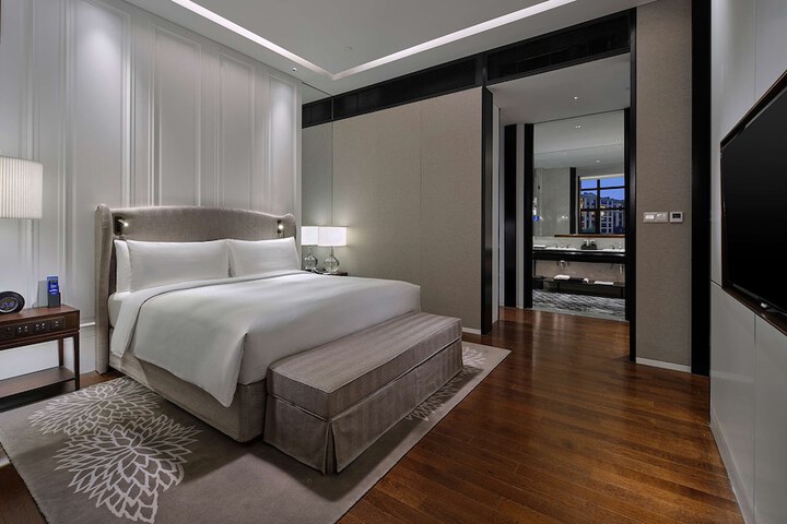 Room 10 of 65