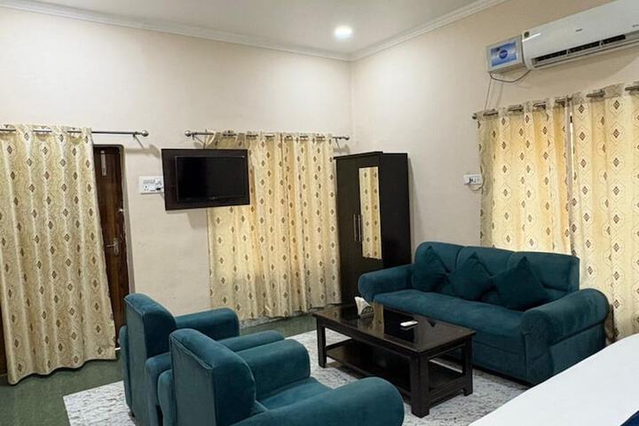 Room 6 of 9
