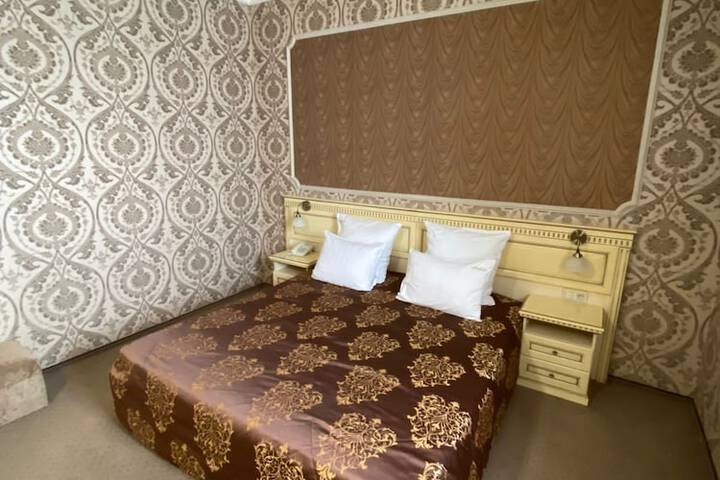 Room 10 of 42