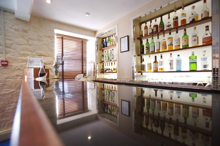 Lounge 20 of 30